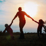 Mẹ đơn thân có tài sản hơn 10 tỷ đồng, sở hữu vàng, trái phiếu, nhà đất nhưng vẫn kiệt sức vì bất an