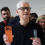 Tim Cook khẳng định giá iPhone tăng không liên quan đến thuế