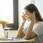 Vì sao mắt vẫn khô dù ít dùng điện thoại, máy tính?