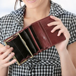 Thu nhập 15 triệu nhưng tháng nào cũng nhẵn túi, cô gái 26 tuổi giao hết tay hòm chìa khoá cho chồng