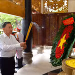 Tổng Bí thư, Chủ tịch nước Tô Lâm dâng hương các anh hùng liệt sĩ tại công viên Lê Thị Riêng