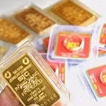 Vàng SJC neo cao, giá vàng thế giới quay đầu giảm sau cú tăng sốc