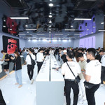 Không gian khu vực nhận iPhone 17 tại TopZone sáng 19/9