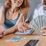 Thu nhập vợ vượt xa chồng, quản lý tiền thế nào “êm” trong hôn nhân?