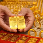 Giá vàng lại lao dốc, người ôm vàng lỗ hơn 11 triệu đồng/lượng