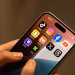 Mạng xã hội đang âm thầm kéo tụt hạnh phúc của người trẻ