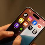 Mạng xã hội đang âm thầm kéo tụt hạnh phúc của người trẻ