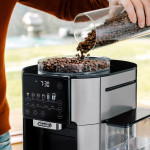 Máy pha cà phê thông minh trong không gian bếp hiện đại