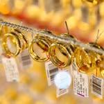 Giá vàng đồng loạt giảm đầu tuần, nhà đầu tư thận trọng trở lại 