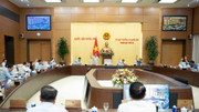 Các Ủy viên Ủy ban Thường vụ Quốc hội biểu quyết thông qua Nghị quyết