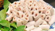 Dù được ưa chuộng và sẵn có tại nhiều quán ăn, nhưng gần đây, một số thông tin về nguồn gốc và chất lượng của món ăn này đã khiến nhiều người tiêu dùng lo lắng