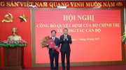Ông Lê Minh Hưng trao quyết định của Bộ Chính trị cho ông Nguyễn Văn Phương