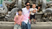 Ca sĩ Tùng Dương cùng hai con trai Voi và Sóc