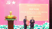 Ông Lê Minh Hưng, Ủy viên Bộ Chính trị, Bí thư Trung ương Đảng, Trưởng ban Tổ chức Trung ương đã trao quyết định cho ông Lê Ngọc Quang