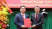 Trưởng ban Tổ chức Trung ương Lê Minh Hưng trao quyết định của Bộ Chính trị chỉ định ông Nguyễn Đình Trung giữ chức Bí thư Thành ủy Huế nhiệm kỳ 2025-2030