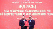 Bộ trưởng Trần Đức Thắng trao Quyết định của Thủ tướng bổ nhiệm ông Đặng Ngọc Điệp giữ chức Thứ trưởng Bộ Nông nghiệp và Môi trường