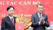Trưởng Ban Tổ chức Trung ương Lê Minh Hưng trao quyết định của Bộ Chính trị điều động, chỉ định ông Hoàng Văn Nghiệm giữ chức Bí thư Tỉnh ủy Sơn La