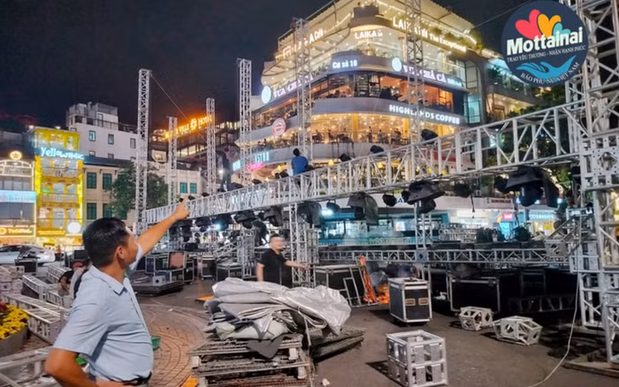 Sân khấu Ngày hội Mottainai đang được thi công