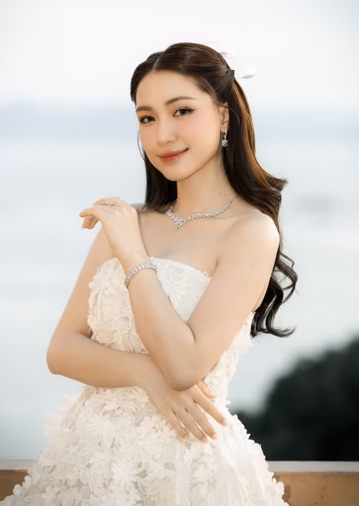 Ca sĩ Hòa Minzy nổi bật khi diện lên người bộ trang sức kim cương Phúc Fine Jewelry