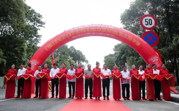 Thủ tướng Phạm Minh Chính cùng lãnh đạo các bộ, ngành và TP.HCM cắt băng khánh thành, thông xe hạng mục hầm chui Trần Quốc Hoàn – Phan Thúc Duyện