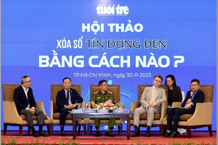 Nhiều thông tin từ các website cho vay lãi nặng với lãi suất trên 1.000%/năm.