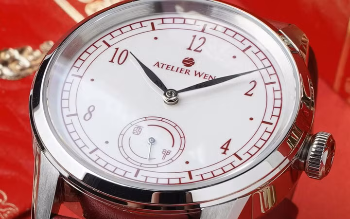 Bộ sưu tập Porcelain Odyssey của Atelier Wen sử dụng mặt đồng hồ bằng sứ trong nhiều phiên bản, gợi nhớ tới nghệ thuật gốm sứ tinh xảo của Trung Quốc