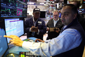 Phố Wall quay đầu đảo chiều, giá dầu tăng vọt 5%