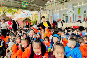 Nữ doanh nhân Nguyễn Thị Kim Liên tại chương trình “Áo ấm cho em” ở các điểm trường thuộc xã Nam Trà My và xã Trà Vân