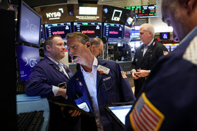 Nasdaq và S&P 500 giảm do sức ép từ ngành công nghệ