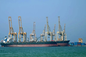 Xung đột Trung Đông leo thang, giá dầu nguy cơ vọt lên 120 USD/thùng kéo theo suy thoái kinh tế