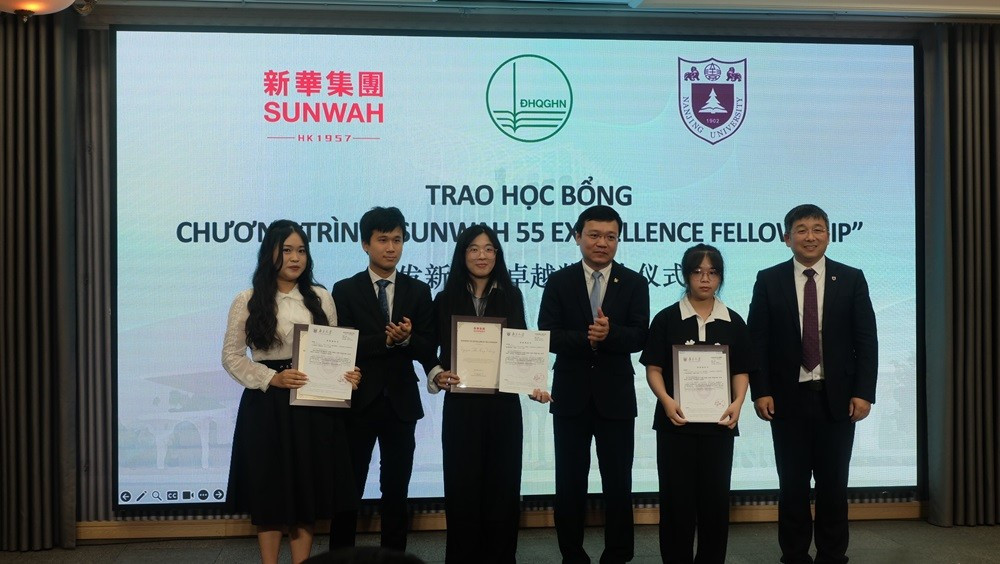 Đại diện các đơn vị liên kết trao học bổng cho sinh viên và học sinh xuất sắc Đại diện các đơn vị liên kết trao học bổng cho sinh viên và học sinh xuất sắc