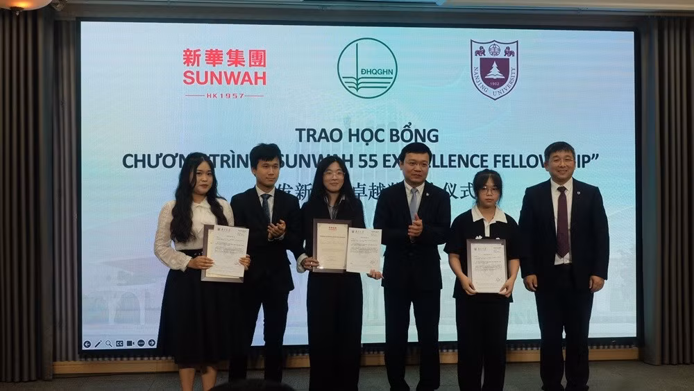 Đại diện các đơn vị liên kết trao học bổng cho sinh viên và học sinh xuất sắc