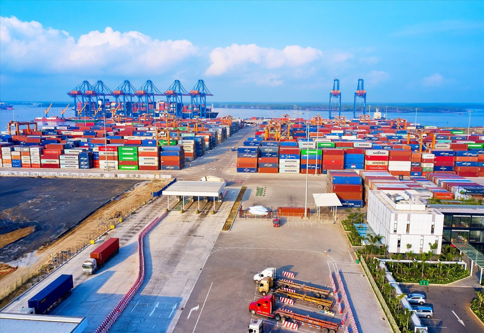 nam-2024-tinh-hinh-xuat-nhap-khau-lay-lai-a-tang-truong-tiep-tuc-khoi-sac-98260887142497650065140.jpg
