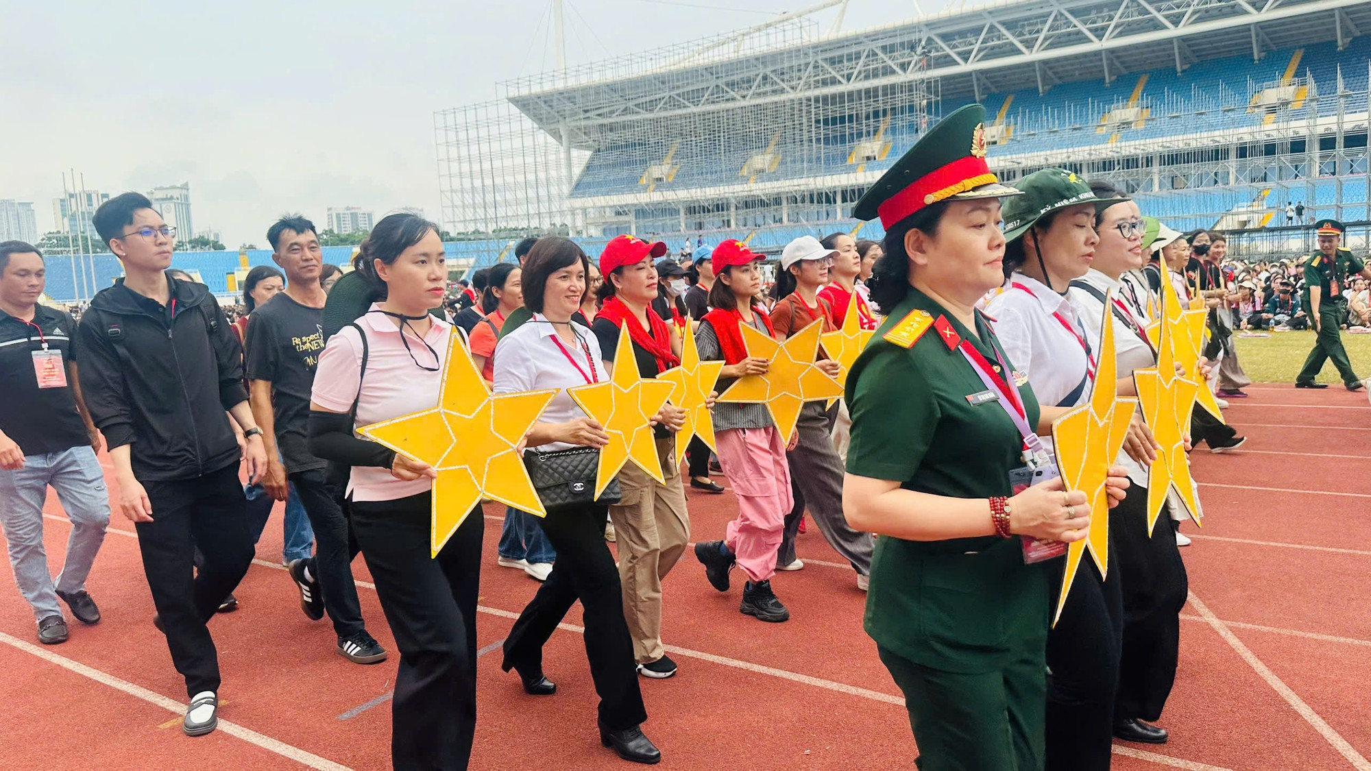 Đại tá Trần Hoài Giang và vợ luôn giữ tác phong quân đội khi tập cùng đội ngũ doanh nhân x6.jpg