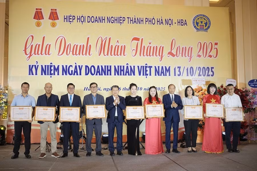 Đại diện các tập thể đóng góp xuất sắc cho nhiệm vụ A80 nhận bằng khen của VCCI