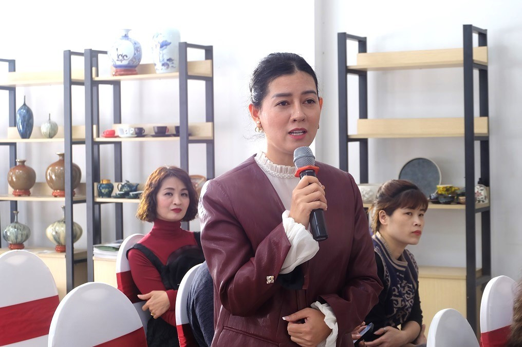 Nghệ nhân Vũ Như Quỳnh tại Tọa đàm "Kết nối công nghệ và định hướng tương lai cho ngành gốm sứ, thủy tinh trong kỷ nguyên mới" dscf7894.jpg