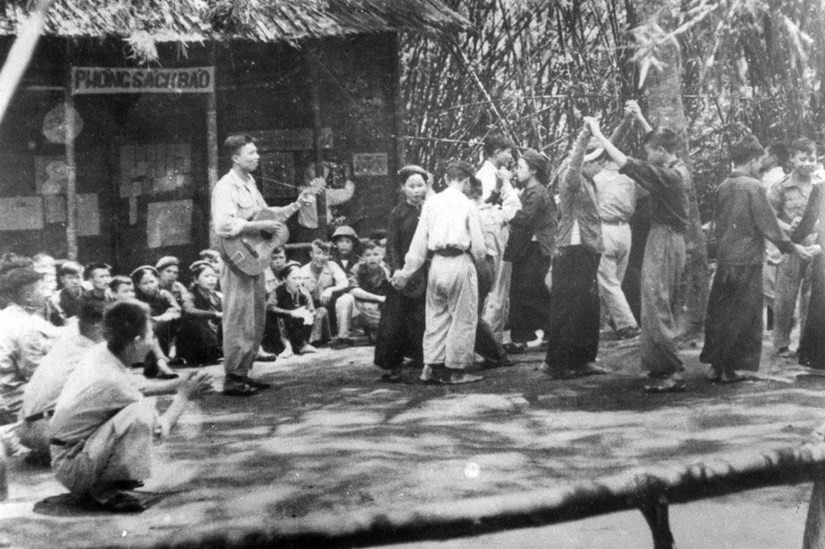 Sinh hoạt văn nghệ của cơ quan trong kháng chiến chống Pháp - Ảnh tư liệu van-nghe-khang-chien.jpg