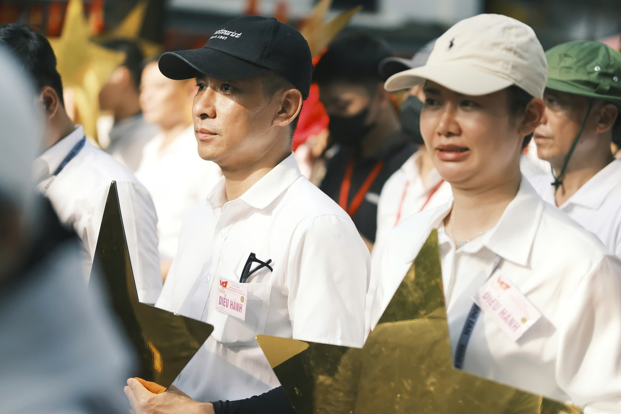 Anh Nguyễn Quốc Việt đứng cùng đội ngũ khối Doanh nhân Việt Nam x10.jpg