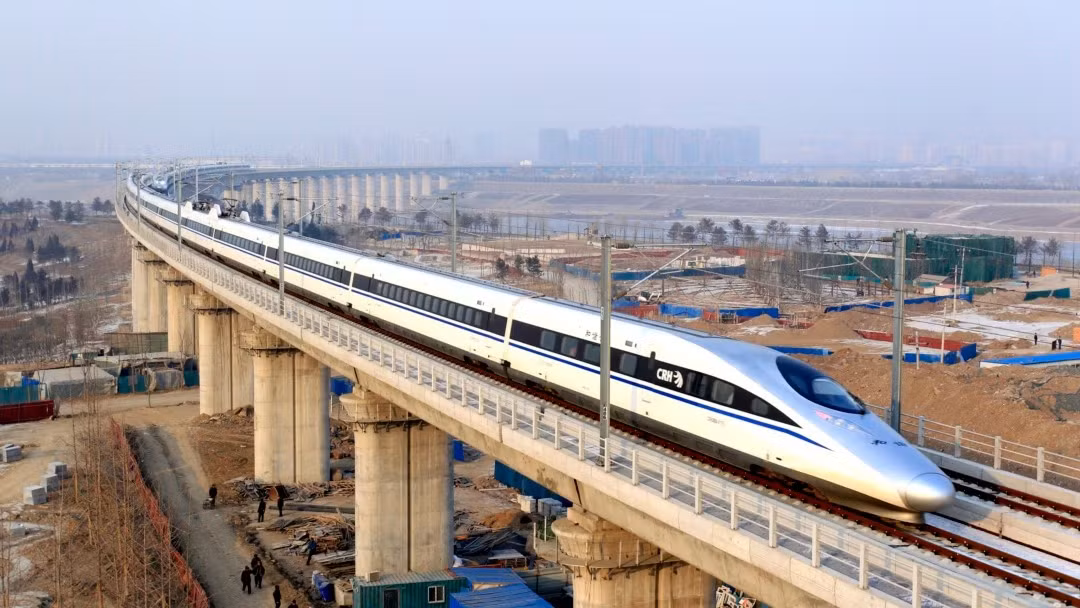 mot-doan-tau-chay-tren-duong-sat-cao-toc-di-quang-chau-qua-cau-yongdinghe-o-bac-kinh.png