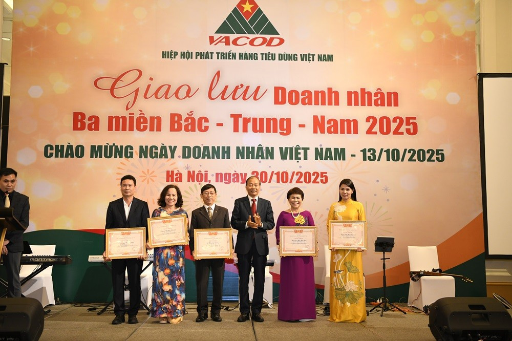 Nữ doanh nhân Mai Phương (áo dài vàng) cùng Công ty Cổ phần Thương mại và Dịch vụ xuất nhập khẩu Phương Nam GROUP được nhận bằng khen Hội viên VACOD đã có thành tích kinh doanh xuất sắc của Liên đoàn Thương mại và Công nghiệp Việt Nam VCCI trong Chương trình Giao lưu Doanh nhân ba miền Bắc - Trung - Nam do Hiệp hội Phát triển hàng tiêu dùng Việt Nam VACOD tổ chức tối 30/10