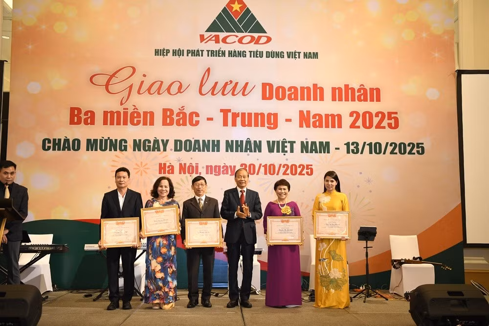 Nữ doanh nhân Mai Phương (áo dài vàng) cùng Công ty Cổ phần Thương mại và Dịch vụ xuất nhập khẩu Phương Nam GROUP được nhận bằng khen Hội viên VACOD đã có thành tích kinh doanh xuất sắc của Liên đoàn Thương mại và Công nghiệp Việt Nam VCCI trong Chương trình Giao lưu Doanh nhân ba miền Bắc - Trung - Nam do Hiệp hội Phát triển hàng tiêu dùng Việt Nam VACOD tổ chức tối 30/10