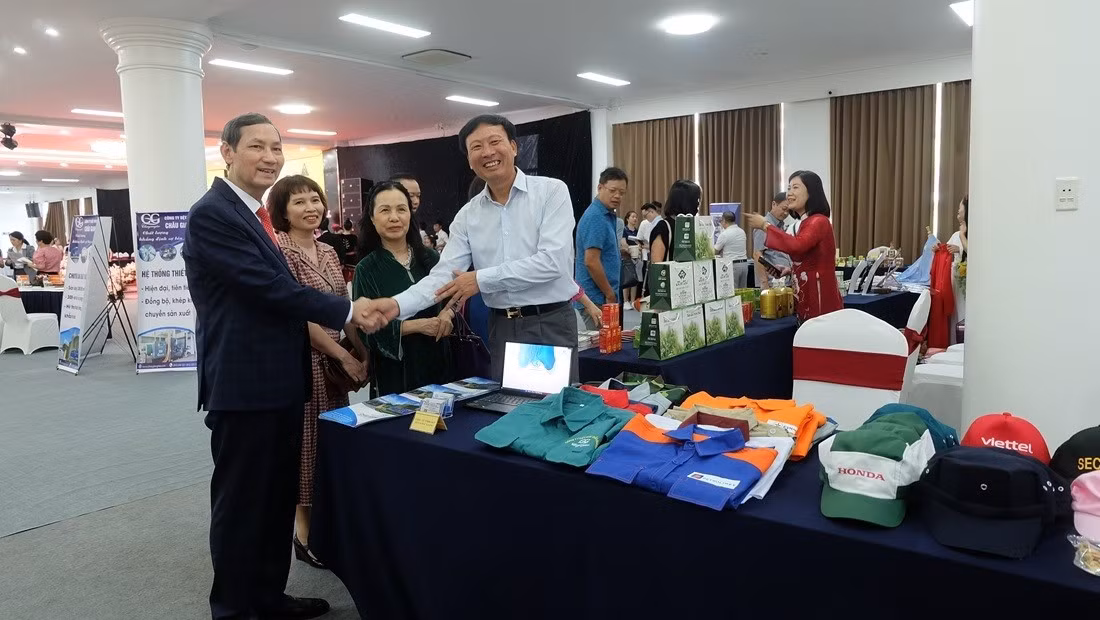 Ông Trần Thế Long (áo xanh) giới thiệu với các đại biểu về sản phẩm làm từ thành phẩm dệt may của Châu Giang tại sự kiện xúc tiến thương mại của Hiệp hội Phát triển hàng tiêu dùng Việt Nam - VACOD