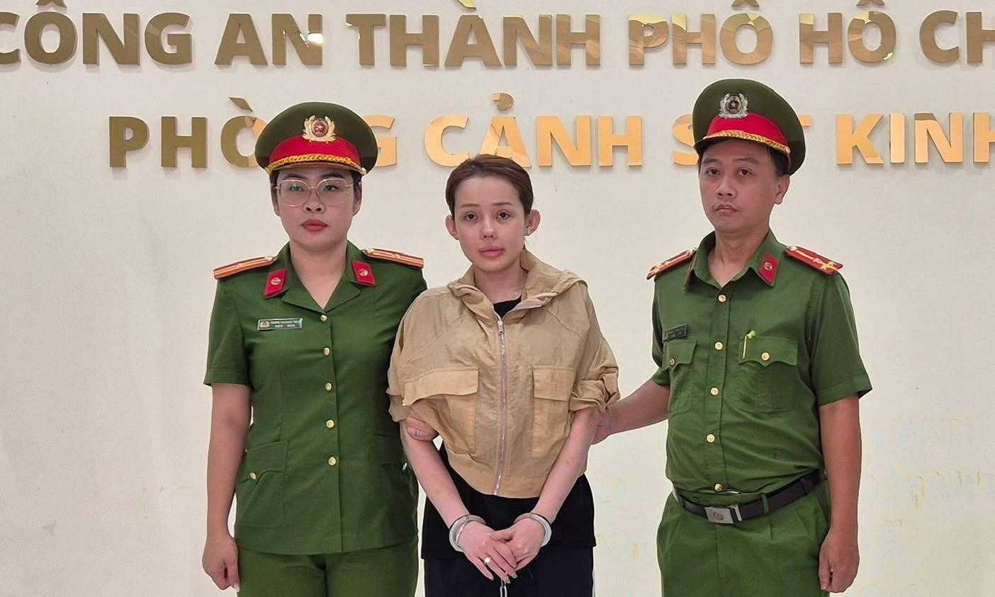 Bắt nữ DJ “Ngân 98” về hành vi sản xuất, buôn bán hàng giả là thực phẩm 559579427-1222892589862645-6835476101252158332-n.jpg