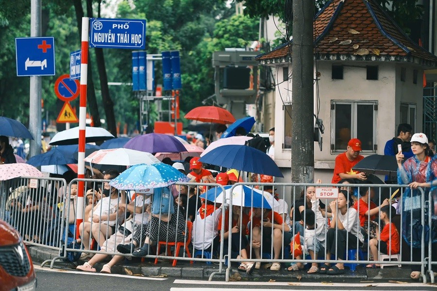 Nhiều người mang theo lều bạt, ô dù và túi ngủ để qua đêm ngoài trời bất chấp thời tiết có mưa tầm tã kéo dài z6949521058797-0c19f58863638fdbc89c50cd55b32248.jpg