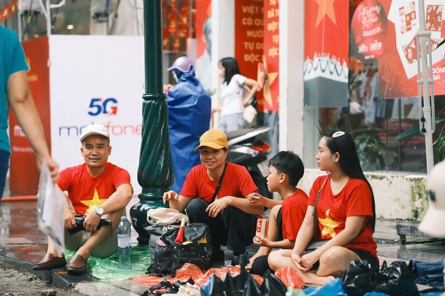 Một gia đình đến từ Quảng Ninh có mặt tại Hà Nội lúc 3h đêm 27/8 cũng nhanh chóng tìm một vị trí thuận lợi ngồi đợi đoàn diễu binh z6949521170072-18306e38ddf9d501ef3f83d5dac8495e.jpg