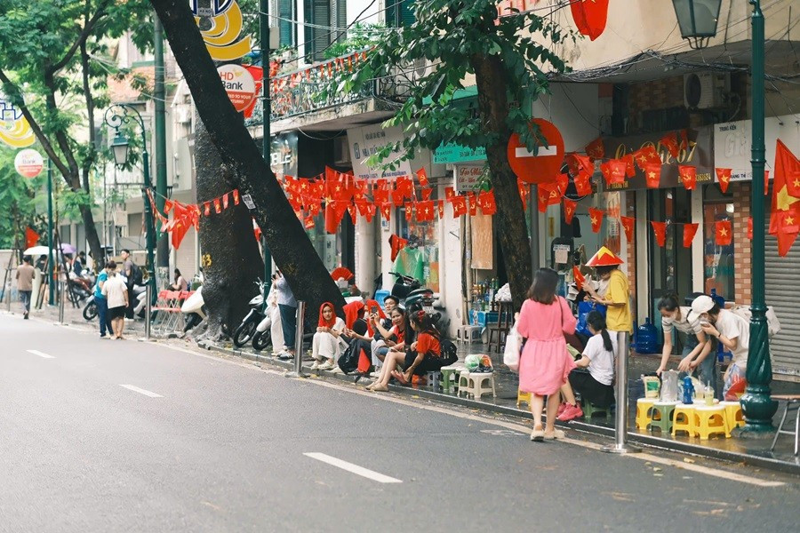 Đáng chú ý, không chỉ người dân háo hức đến “cắm trại” để giữ chỗ trước, nhiều hàng quán dọc một số đoạn đường có đoàn diễu binh, diễu hành đi qua cũng nhanh chóng bày sẵn ghế cho thuê z6949521156210-d33d9323acc3c0a6975f4cad13e5ea54.jpg