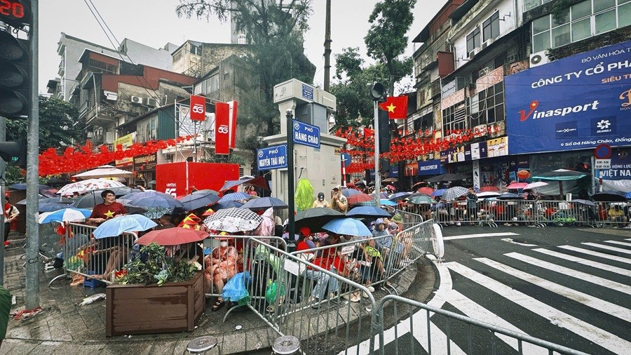 Khắp các tuyến phố dẫn vào trung tâm thành phố và các ngả đường đoàn diễu binh, diễu hành đi qua đều chật kín người dân xếp hàng ngồi đợi z6949502975607-afe05bd8e934600c44753998b69bff31.jpg