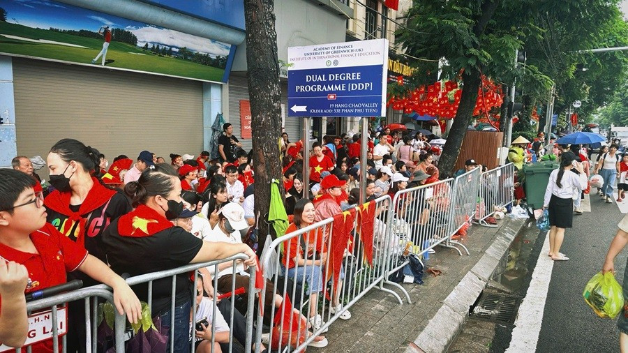 Dòng người từ khắp nơi đổ về, nhiều gia đình, nhóm bạn trẻ khoác áo đỏ sao vàng, cầm cờ Tổ quốc, vừa háo hức chọn vị trí thuận lợi vừa ghi lại những khoảnh khắc đáng nhớ z6949502992727-5a30cd451a85d08e4e5464301f9d79d9.jpg