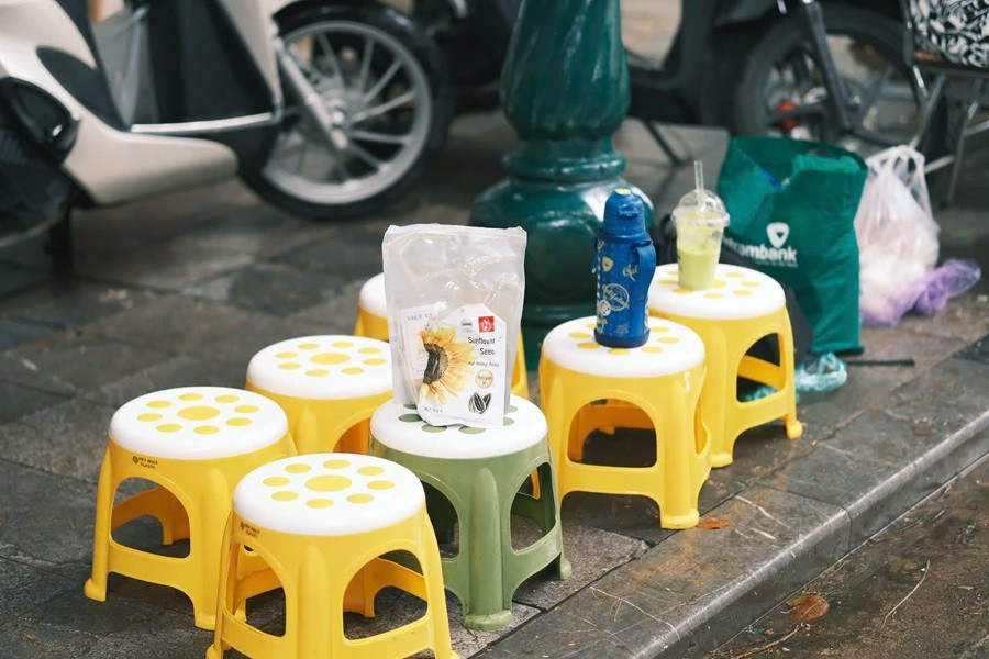 Cùng với đó, còn xuất hiện thêm nhiều hàng quán tự phát tranh thủ bán đủ loại đồ ăn vặt và thức uống như lạp xưởng nướng đá, nước mía, hoa quả, hạt hướng dương... phục vụ người dân đến xem diễu binh. Theo ghi nhận, mức giá thuê ghế phổ biến dao động khoảng 20.000 - 30.000 đồng/ghế. Nhiều người dân đã tranh thủ đến sớm, chọn cách thuê ghế ngồi chờ để vừa giữ được vị trí đẹp, vừa thoải mái nghỉ ngơi dưới bóng mát của hàng cây dọc đường z6949521190828-b5573fbb1e583aeb34e9a7374382494d.jpg