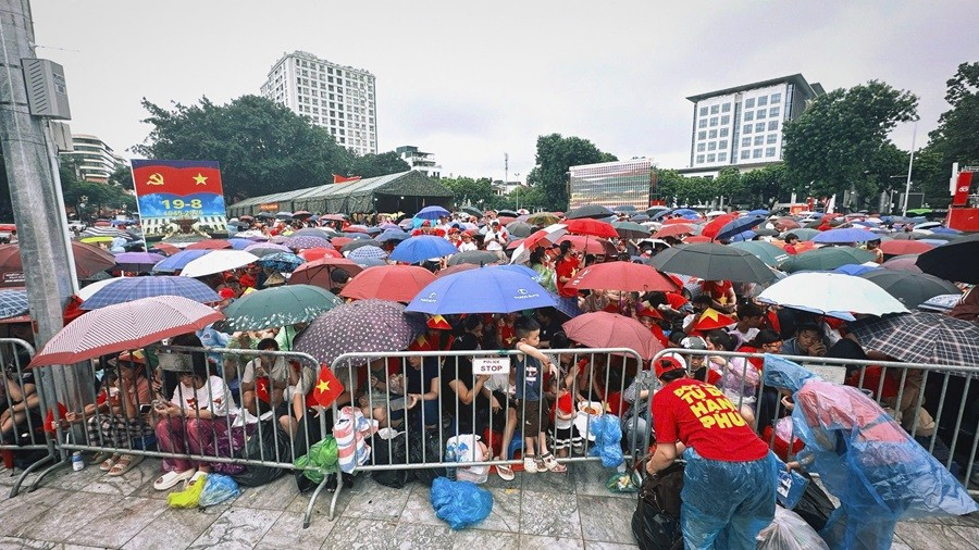Suốt buổi sáng 27/8, Hà Nội mưa không ngớt nhưng vẫn không làm giảm tinh thần, niềm hứng khởi của người dân khi được đi "trẩy hội non sông" z6949503001292-8e73c74d584a88e0ec57a70770c17590.jpg